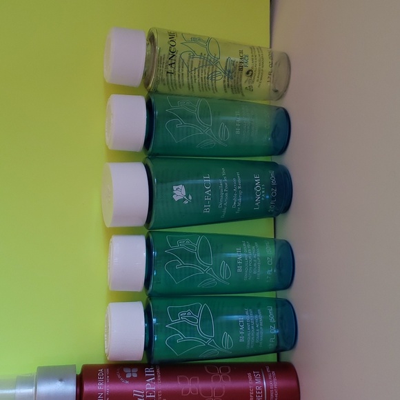 Empty plastic bottles. 2 spray, 1 pop up, 7 screw lid. Travel sizes, fully clean - Picture 3 of 3